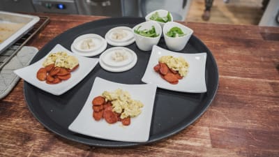 Pieniä ruoka-annoksia tarjottimella Vehmaan kartanon teehuoneella.