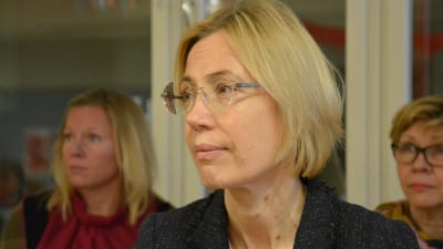 Liliane Kjellman, en dam med ljust hår och glasögon, är servicedirektör för svenskspråkig fostran och utbildning i Åbo stad.
