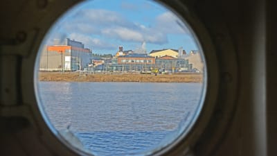 Kabelfabriken genom ett fönster på fartyget m/s j.l. Runeberg