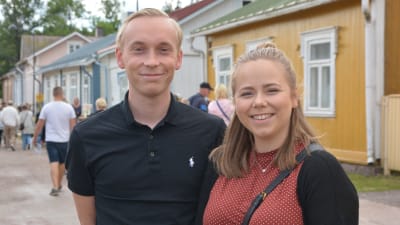 Ett par står och ler i Lovisa gamla stad där de just köpt ett hus.
