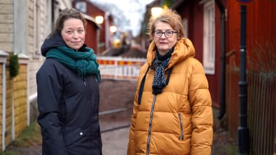 Klara Eklund och Viveca Blomberg vid Linvävaregatan i Gamla stan i Ekenäs.