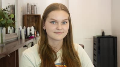 En ung kvinna med långt hår