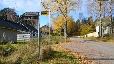Vägskäl med skylt som visar Forsby skola och Kullbyvägen.