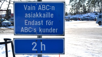 Trafikmärke vid ABC i Gammelby i Lovisa.