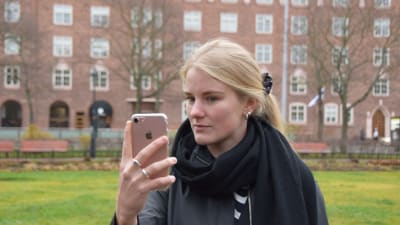 Hanna Ylöstalo tar en selfie.