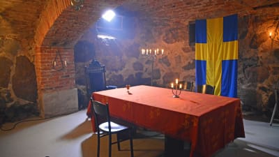 Ett matbord, Sveriges flagga på väggen.