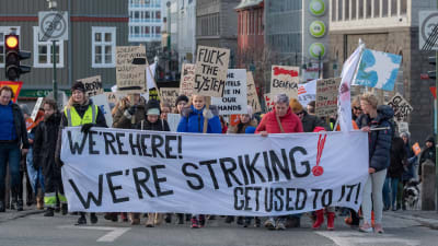 Hotellpersonal strejkar och demonstrerar i Reykjavik.