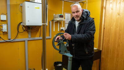 Jan Pihlström vid vattenståndsmätaren.