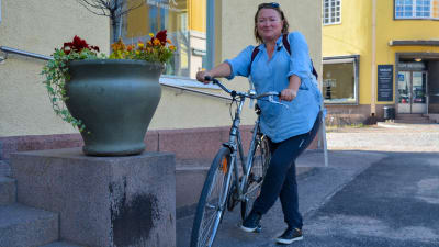 Marja Hellman skall just stiga på cykeln