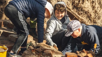 Elever från hangö lågstadium deltar i arkeologiska utgrävningar vid Kabanovs bunker i Hangö. 