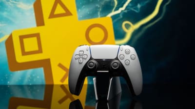 En vit handkontroll till Playstation 5. I bakgrunden syns logon för Playstation plus-tjänsten.