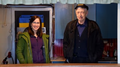 En bild på två personer som står i ett 60-talskök.