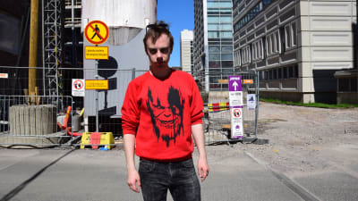 Marvelfanset Marlon Saares poserar vid ett bygge.