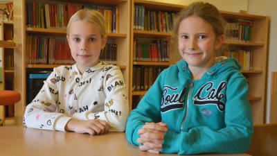 Eleverna Liv Svartsjö och Clara Åbrendt i Gerby skola. 