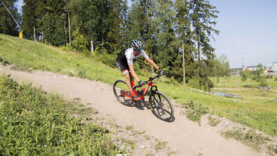 Jesper Lindahl åker ner för kokonbacken på cykel
