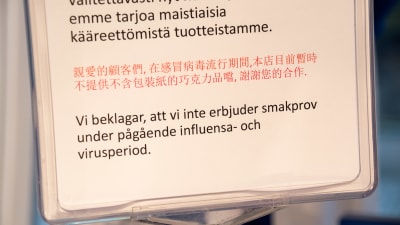 På en skylt står det: "Vi beklagar, att vi inte erbjuder smakprov under pågående influensa- och virusperiod."