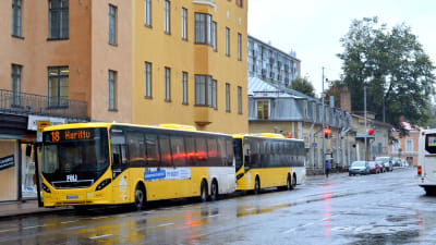 Bussar på Slottsgatan i Åbo. 