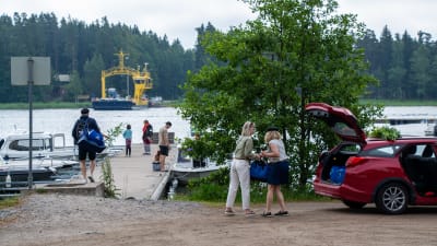 Båtfolk nere vid stranden i Tirmo i Borgå.