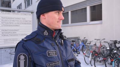 Äldre konstapel Thomas Ekqvist på Polisinrättningen i Österbotten.