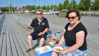 Riitta Iiskola och Kari Juvonen sitter på bryggan i Pargas gästhamn.