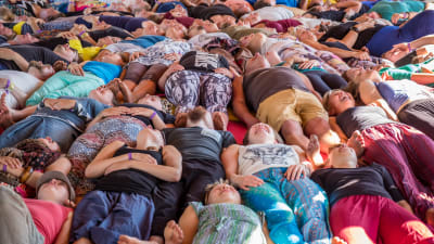 Ihmisiä makaa maassa Natural High Healing -festivaalilla Uudessakaupungissa