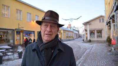 Patrick Wackström står på Mellangatan i Borgå.