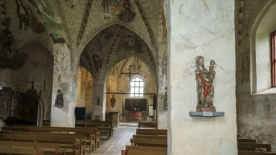 Keskiaikaisen Pyhän Ristin kirkon sisänäkymä seinä- ja kattomaalauksineen Hattulassa.