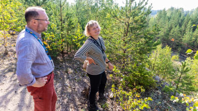 Carita Forsberg-Heikkilä och Jesse Mether vid en sandgrop.