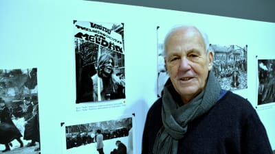 Fotografen framför sina bilder.