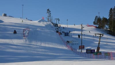 Skidåkare åker upp med en ankarlift i Hirvensalo skidbacke i Åbo.