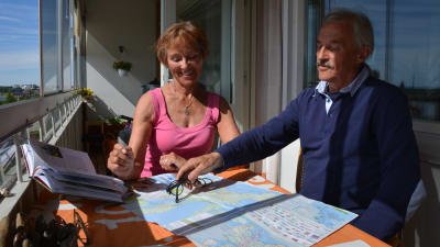 Millamaria och Peter Edén tittar på en karta.