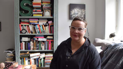 Författaren Sanna Tahvanainen i sitt hem.