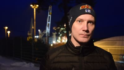 Ingåbolaget Inkoo shippings vd Thomas Bergman. I bakgrund syns ett fartyg. 