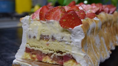 Beskärd glasstårta i Strömsö villans kök.