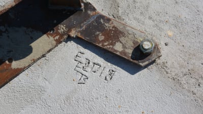 Gjuten betonggrund med signatur.