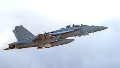 F/A-18F Super Hornet nousussa Satakunnan lennoston kentältä Pirkkalassa.