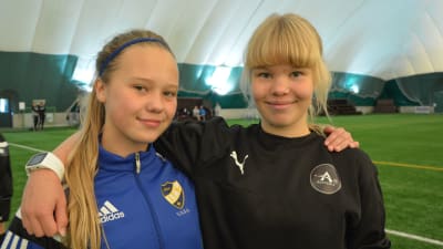 Tilde Berts och Viivi Suutarinen från Vasa IFK deltog i Eija Feodoroffs läger i Vasa.
