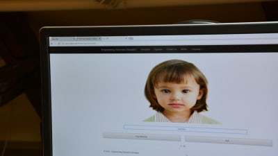 En bild på ett barn på en datorskärm. 