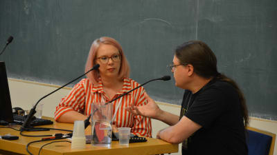 Maria Turtschaninoff blir intervjuad i ett auditorium under Finncon. 