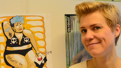 Katarina Kytölä, en dam med kort ljust hår, bredvid en tecknad bild av en rund dam i baddräkt.