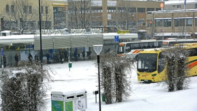 Busstationen i Borgå intäkt i snöfall.