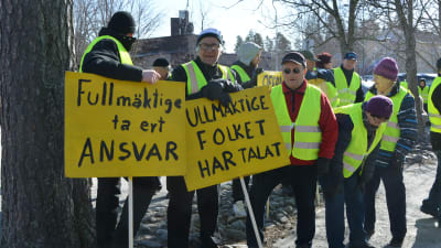 Demonstranter utanför ämbetshuset i Smedsby.