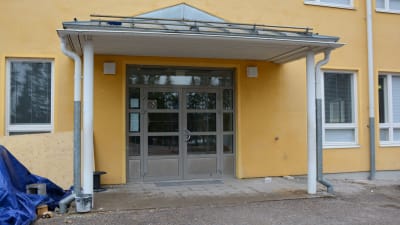Eklöfska skolans entré i Borgå.