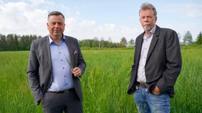Kommundirektör Stefan Svenfors och  Kjell Gripenberg, vd för Pedersöre kommuns koncernbolag