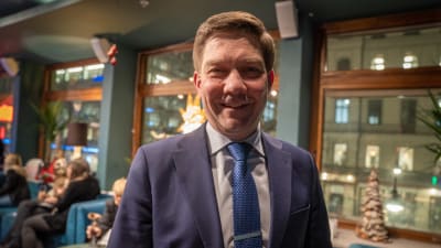 Thomas Blomqvist tittar in i kameran.