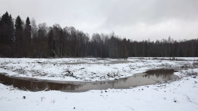 En slingrande fåra i vinterlandskap