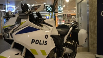 Närbild på polisens motorcykel. 