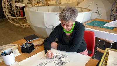 Konstnär Ylva Holländer ritar sitt arbetsrum