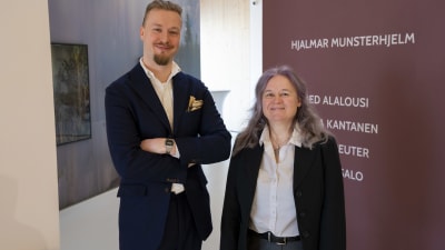 Två personer står bredvid varandra.