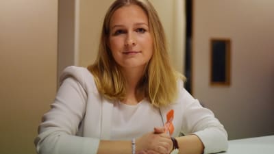Anita Westerholm står vid ett bord med knutna händer.